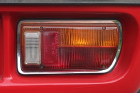 Lotus Europa Special (1973) - die Heckleuchten aus dem Ersatzteil regal