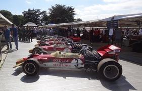 Lotus-Formelautos in den berühmten "Gold Leaf"-Farben in Reih und Glied, vorne ein Lotus 49 - Goodwood Festival of Speed 2017