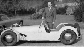 Lotus Seven (1959) - der Schöpfer Colin Chapman mit seinem Sportwagen Lotus Seven (1959) - der Schöpfer Colin Chapman mit seinem Sportwagen