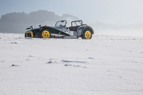 Lotus Super Seven S3 TwinCam (1969) - fügt sich perfekt in die Schneelandschaft ein Lotus Super Seven S3 TwinCam (1969) - fügt sich perfekt in die Schneelandschaft ein