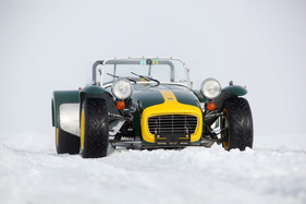 Lotus Super Seven S3 TwinCam (1969) - richtig treu schaut er einen an im Schnee Lotus Super Seven S3 TwinCam (1969) - richtig treu schaut er einen an im Schnee
