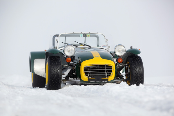 Bild: Lotus Super Seven S3 TwinCam (1969) - richtig treu schaut er einen an im Schnee