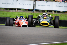 Lotus Type 38 (1965) – Die beiden Indy-Lotus unterwegs in perfekter Assymmetrie – Goodwood Revival 2025
