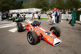 Lotus Type 38 Indianapolis (1966) – Neue Farbe und mehr Sponsoren für den Indy-Lotus 1966, Start zur Jim Clark-Gedenkfahrt – Goodwood Revival 2025