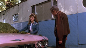 Lou Ann packt den 59-er Cadillac ihres Ehemanns aus, um damit abzurauschen - im Film "Pink Cadillac" von 1989