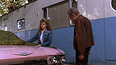 Lou Ann packt den 59-er Cadillac ihres Ehemanns aus, um damit abzurauschen - im Film "Pink Cadillac" von 1989