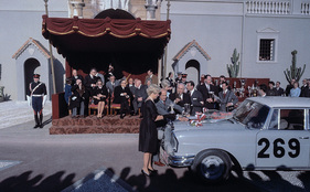 Louis Chiron als "Regisseur" der Preisverteilung bei der 32. Rallye Monte Carlo 1963 - Ewy Rosqvist und Ursula Wirth gewinnen den Damenpokal Louis Chiron als "Regisseur" der Preisverteilung bei der 32. Rallye Monte Carlo 1963 - Ewy Rosqvist und Ursula Wirth gewinnen den Damenpokal