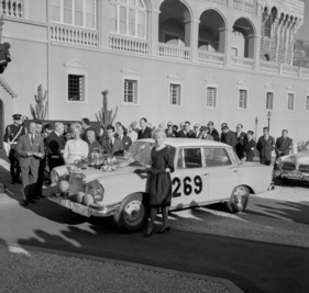 Louis Chiron als "Regisseur" der Preisverteilung bei der 32. Rallye Monte Carlo 1963 - Ewy Rosqvist und Ursula Wirth gewinnen den Damenpokal Louis Chiron als "Regisseur" der Preisverteilung bei der 32. Rallye Monte Carlo 1963 - Ewy Rosqvist und Ursula Wirth gewinnen den Damenpokal
