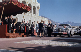 Louis Chiron als "Regisseur" der Preisverteilung bei der 32. Rallye Monte Carlo 1963 - Ewy Rosqvist und Ursula Wirth gewinnen den Damenpokal Louis Chiron als "Regisseur" der Preisverteilung bei der 32. Rallye Monte Carlo 1963 - Ewy Rosqvist und Ursula Wirth gewinnen den Damenpokal