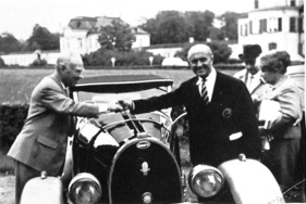 Louis Chiron begrüsst den damaligen Bugatti-Club-Präsidenten Kurt Kiefer an der IAA 1965 Louis Chiron begrüsst den damaligen Bugatti-Club-Präsidenten Kurt Kiefer an der IAA 1965