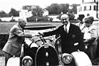 Louis Chiron begrüsst den damaligen Bugatti-Club-Präsidenten Kurt Kiefer an der IAA 1965