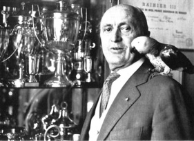 Louis Chiron vor seiner Trophäensammlung vor rund 50 Jahren