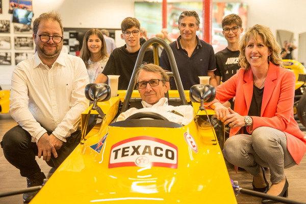 Bild: Louis Christen mit Familie in einem seiner Rennwagen – "autobau" Romanshorn