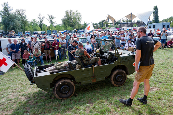LuAZ 967 (1975) , für den Transport von Verletzten in den vordersten Linien gedacht und konnte sinnigerweise auch liegend gefahren werden – OMMMA 2023