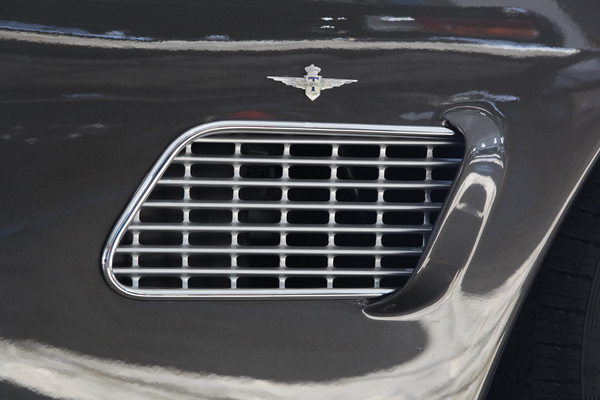 Luftauslass und Touring-Zeichen auf der Flanke des Maserati 3500 GT