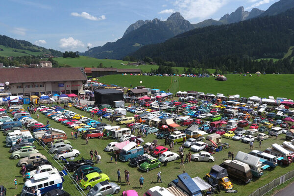 Bild: Luftgekühlte Volkswagen vor atemberaubender Bergkulisse – VW-Treffen in Château d’Œx 2017