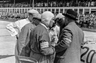 Luigi Fagioli, Manfred von Brauchitsch, Alfred Neubauer und Serviceleute bei der letzten Besprechung vor dem Rennen - Internationales Eifelrennen auf dem Nürburgring (1934)