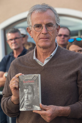 Luigi Scarfiotti mit dem Buch über seinen Vater - Internationaler Edelweiss Bergpreis Rossfeld 2018