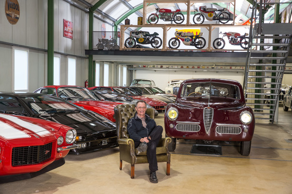 Lutziger Classic Cars - Koni Lutziger im Kreise seiner geliebten Oldtimer