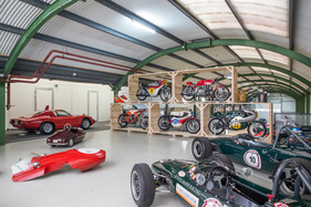 Lutziger Classic Cars - Rennwagen und Motorräder im Obergeschoss Lutziger Classic Cars - Rennwagen und Motorräder im Obergeschoss