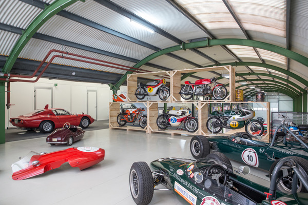 Lutziger Classic Cars - Rennwagen und Motorräder im Obergeschoss