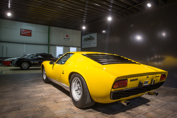 Lutziger Classic Cars - ein Lamborghini Miura im Eingangsbereich