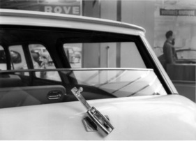 Luxuriöse Kombis sind mit versenkbaren Scheiben in den Hecktüren ausgerüstet - Genfer Automobilsalon 1959