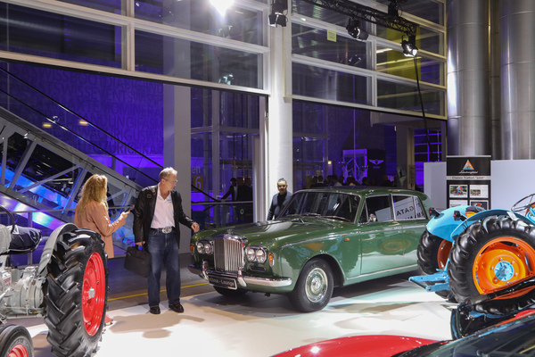 Luxus-Bentley zwischen rustikalen Lamborghini Traktoren - Auto Zürich 2022