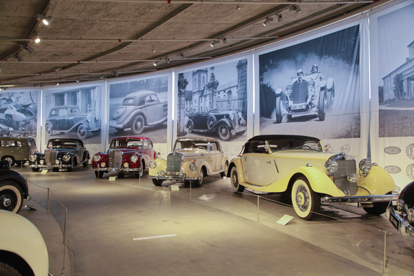 Luxus-Modelle aus der Vor- und Nachkriegszeit, u.a. 290 Cabriolet A von 1935 und 300-er-Varianten - Sonderschau "Mercedes-Benz" im Pantheon Basel 2020/2021