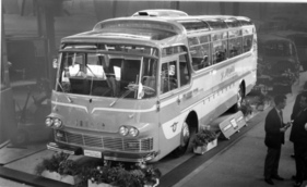 Luxuscar von Eggli auf Saurer-V2H-Chassis, im Dachsprung befindet sich die Einlassöffnung für die Wagenbelüftung - Genfer Autosalon 1960