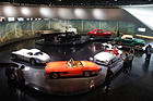 Luxussportwagen 300 SL und Übersportwagen SLR, dahinter u.a. 300 S im Mercedes-Museum in Stuttgart