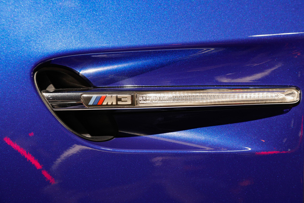 M3-Signet auf einem modernen BMW M3 - 38. Auto Zürich 2025