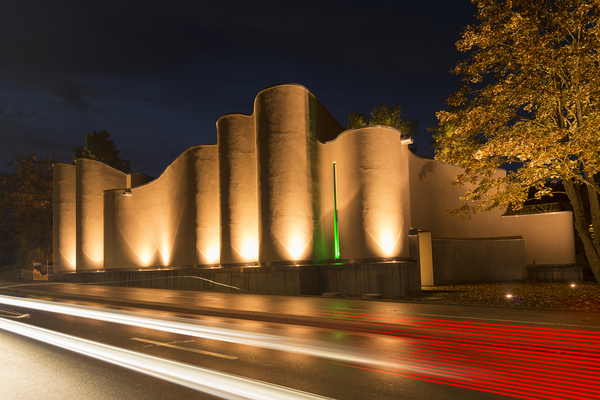 Bild: MAC Museum Art & Cars bei Nacht