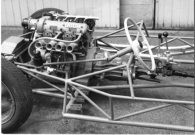 MBM Sport 100 (1960) - der Osca-Motor sitzt hinter der Vorderachse, gut sichtbar die Aufnahmepunkte für die Pedalerie