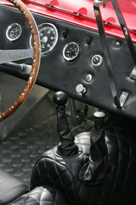 MBM Sport (1960) - der Hebel links schaltet das Vierganggetriebe, rechts davon ragt die Handbremse empor