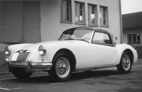 MG A 1958 - mit Coupé-Aufsatz, Seitenansicht, links MG A 1958 - mit Coupé-Aufsatz, Seitenansicht, links