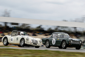 Bild MG A (1958) wählt den Weg über die Curbs am Hockenheim Historic 2015