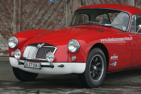 MG A Coupé (1959) - Zusatzscheinwerfer und ein Kunststoffschutz sind die einzigen wesentlichen Veränderungen an der Front, abgesehen vom Weglassen der Stossfänger