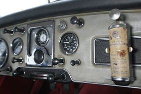 MG A Coupé (1959) - der Feuerlöscher von BMC dürfte nicht in der Lage sein, grössere Brände zu löschen