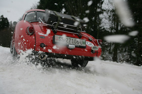 MG A Coupé (1959) - die Spikes-Reifen geben auch auf glitschigem Untergrund Traktion