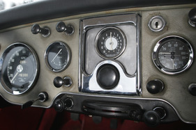 MG A Coupé (1959) - für den Judson-Kompressor gibt es ein spezielles Manometer