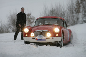 MG A Coupé (1959) - trotz Ketten wird noch nach Vortrieb gesucht
