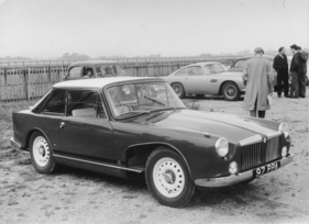 MG B (1960) - Versuchskarosserie "eines jungen englischen Stylisten", gefahren vom Autocar-Journalist Maurcie Smith in Goodwood - die zukünftige Form des MG B liess sich hier bereits erahnen