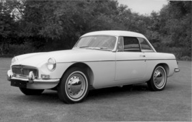 MG B (1964) - mit dem neuen Werks-Hardtop - nicht unbedingt schön, aber im Winter praktisch