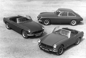 MG B (1970) - MG-Sportwagen-Angebot für das Jahr 1970, von links der B, hinten der B GT, vorne rechts der Midget