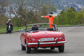 Bild MG B (1970) - beim Einparken mit Sicht auf den Zürichsee - Albisgütli Classics April 2022