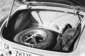 MG B (1971) - Kofferraum und Ersatzrad