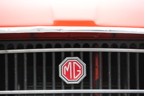MG B (1972) - MG-Zeichen auf dem Kühlergrill