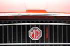 MG B (1972) - MG-Zeichen auf dem Kühlergrill