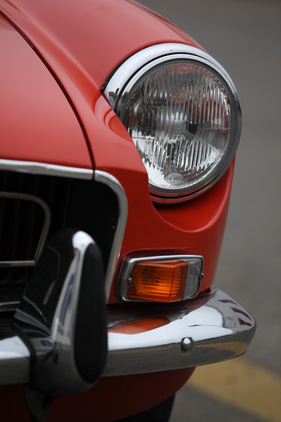 MG B (1972) - Renault wollte MG wegen Plagiats einklagen, aber nur die Schweinwerferanordnung entsprach der Caravelle